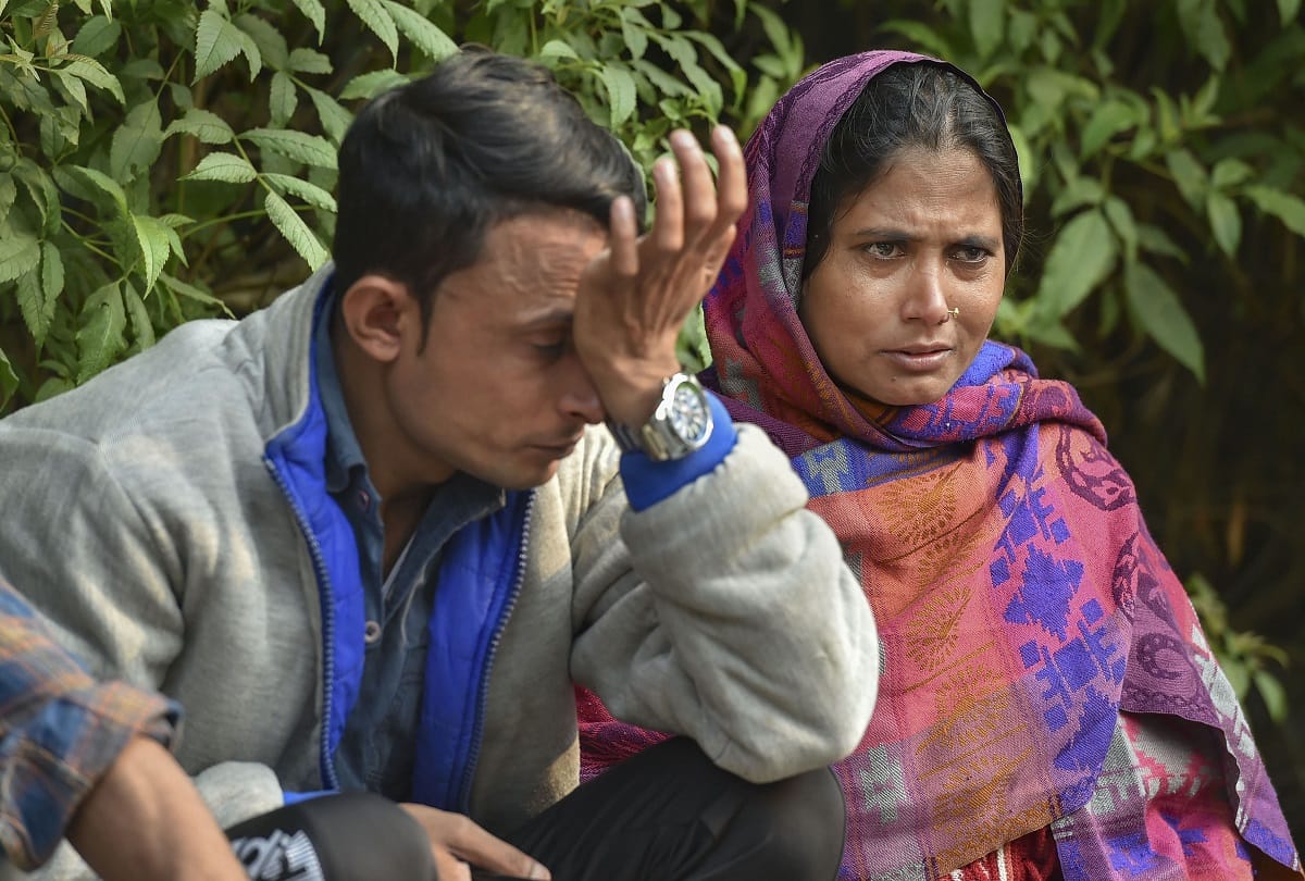 People reached the hospital with tears after delhi anaj mandi fire