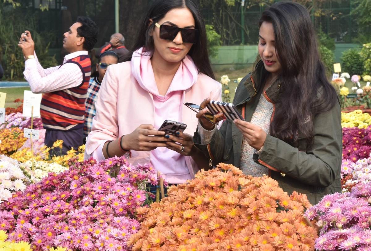 CSIR-NBRI organized two-day chrysanthemum-coleus flower exhibition.