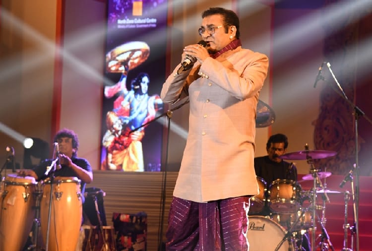 Playback singer Abhijeet Bhattacharya reached Gita Mahotsav