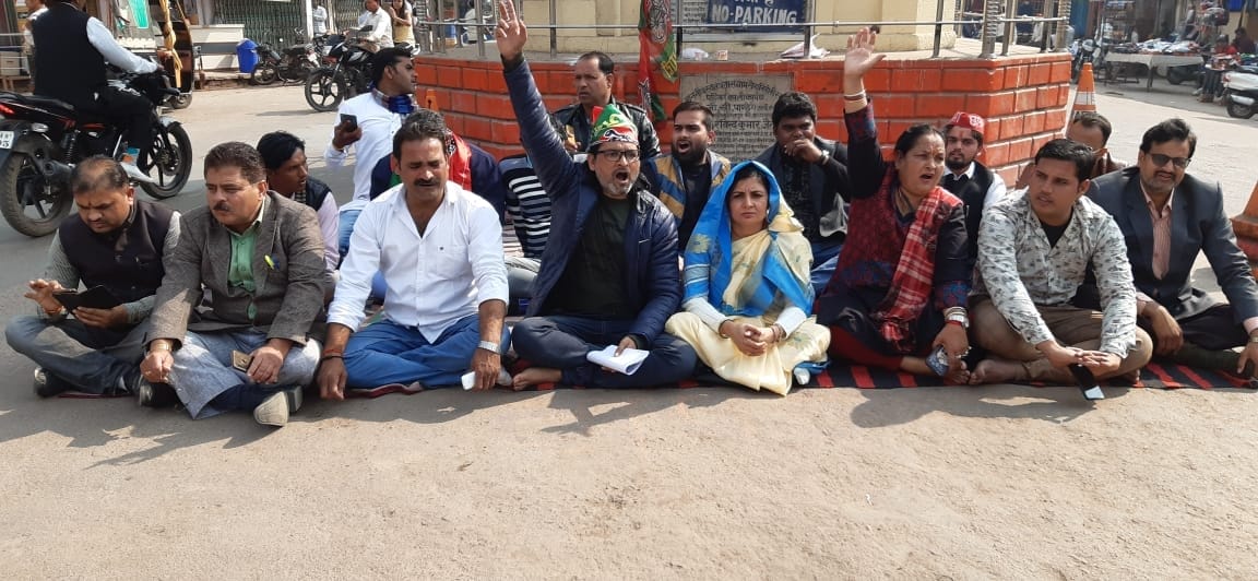 Samajwadi party worker protest unnao case