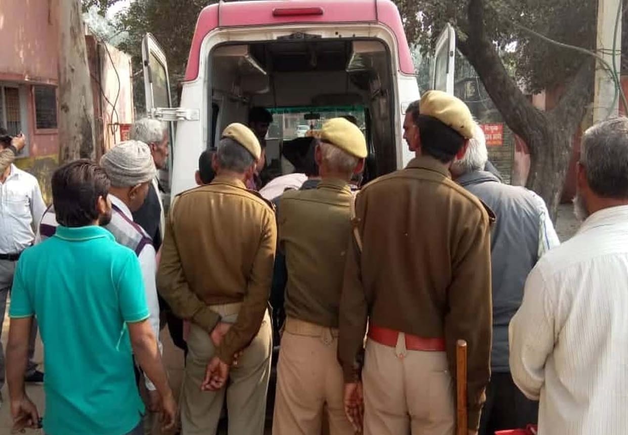Fourth class employee committed suicide in front of Tehsil in banda