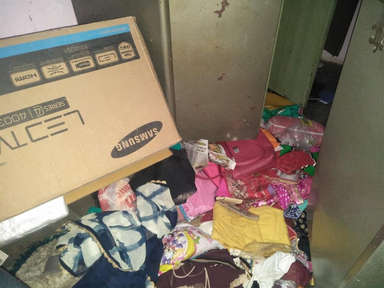 Hathras: Lakhs stolen from the house of retired Principal