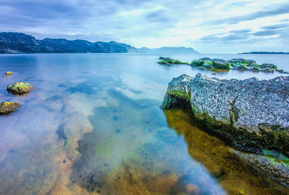 Natron Lake mysterious lake of Tanzania, whose water turns anyone in stone
