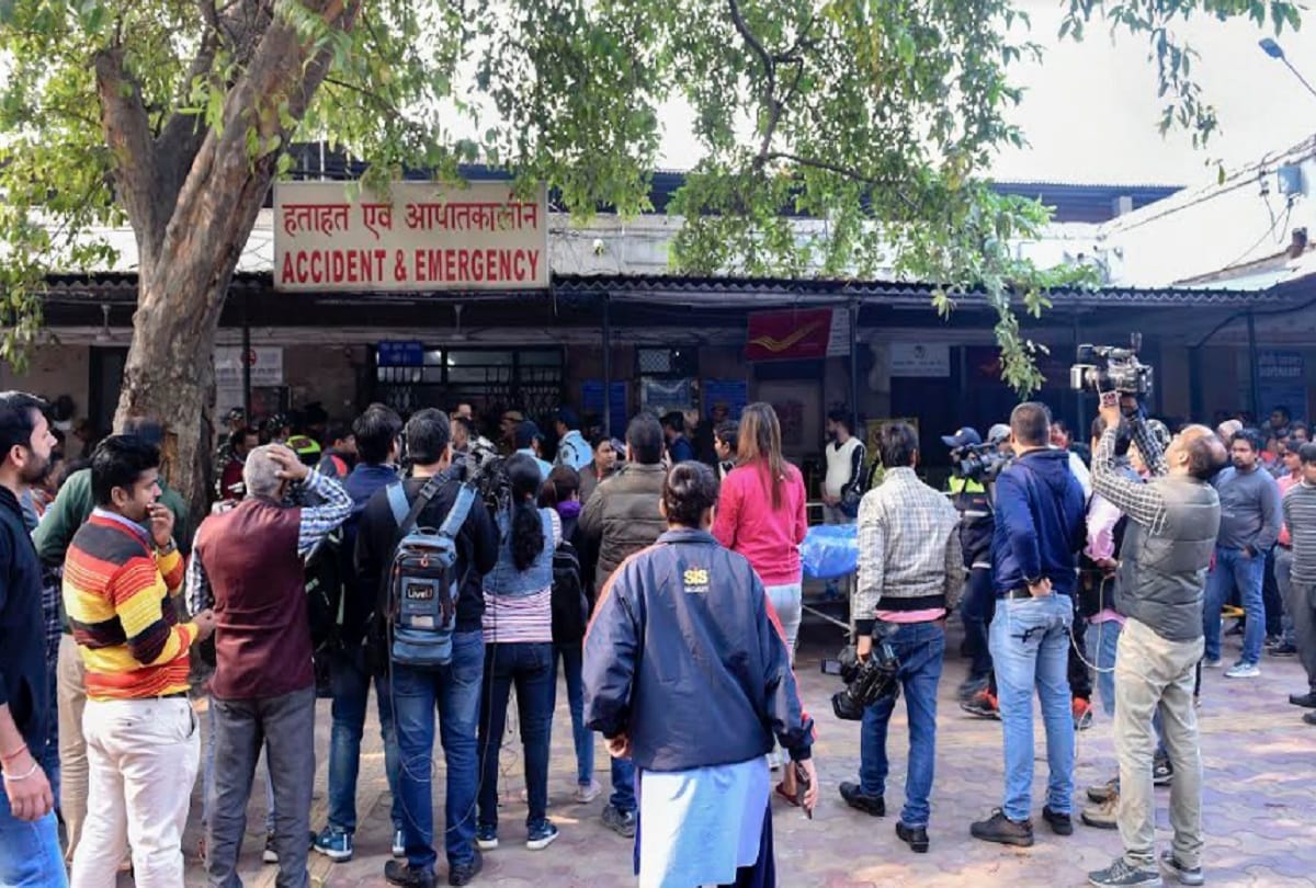 People reached the hospital with tears after delhi anaj mandi fire