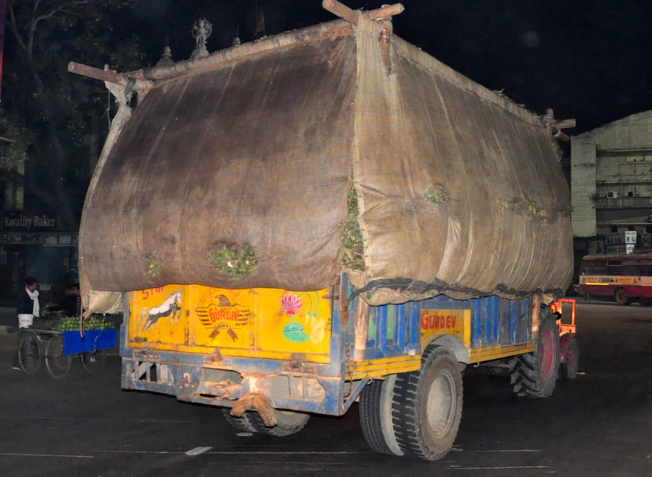Tractor-trolleys without reflectors running as death
