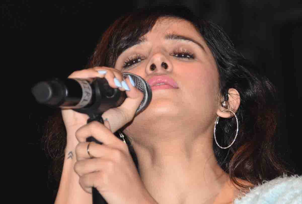 shirley setia live concert in kanpur with amar ujala