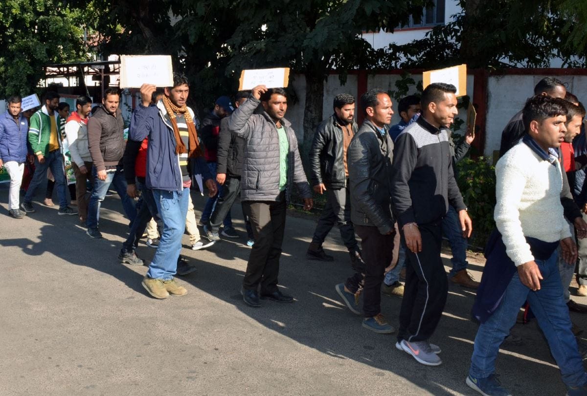 unemployed drawing teachers protest in bilaspur in himachal pradesh