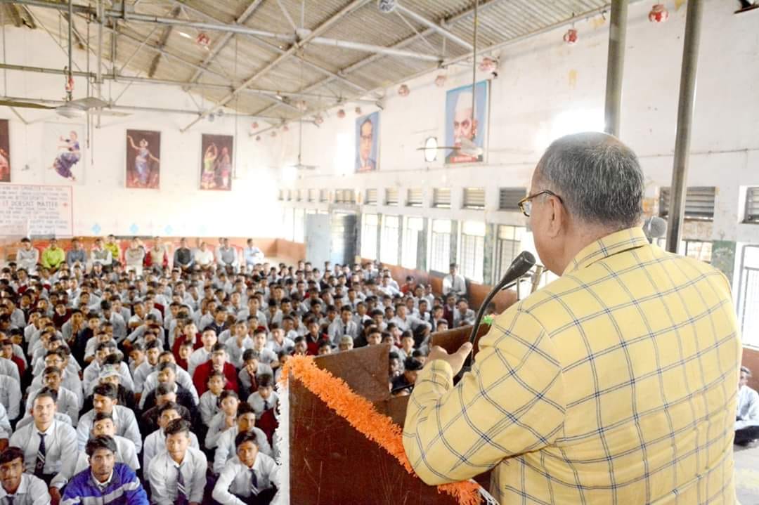This IPS officer engaged in social policing through Geeta and Gandhi