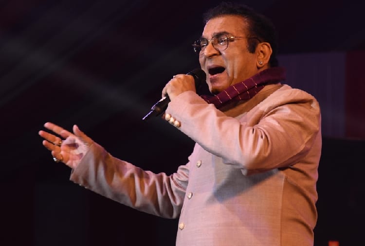 Playback singer Abhijeet Bhattacharya reached Gita Mahotsav