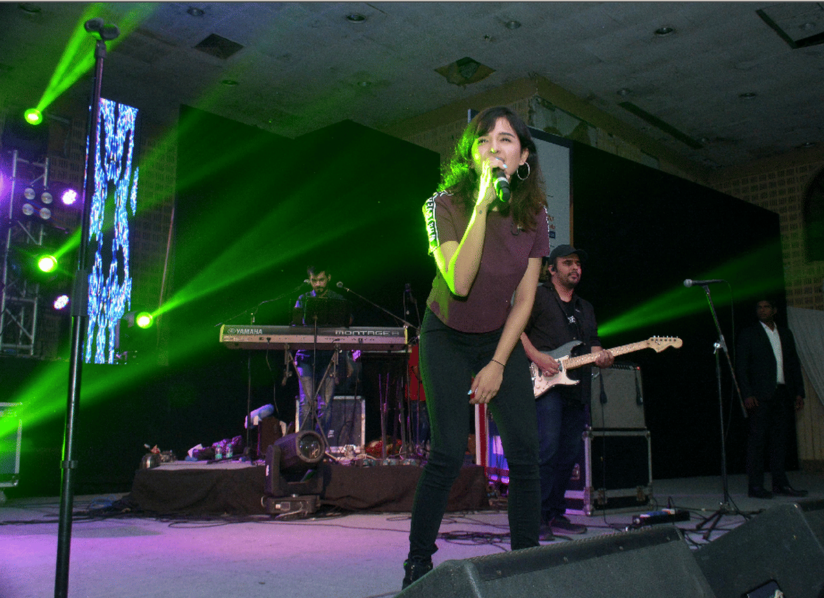 Shirley Setia concert in varanasi
