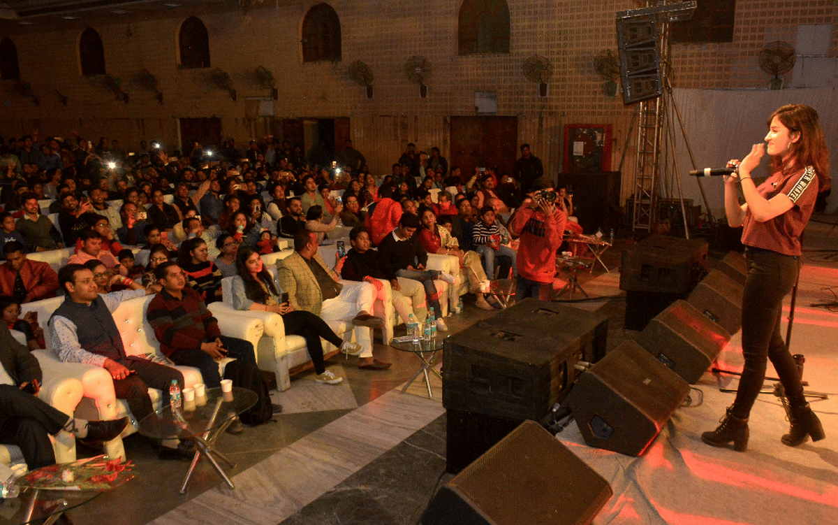 Shirley Setia concert in varanasi