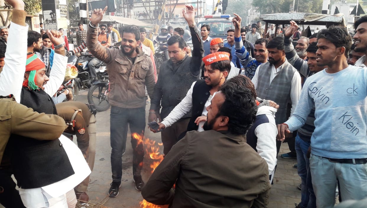 Hathras: SP's burnt effigy of UP government in protest against Unnao incident