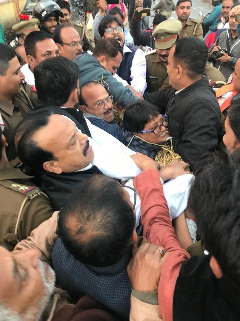 congrass leader nirmala paswan forced by police in protest