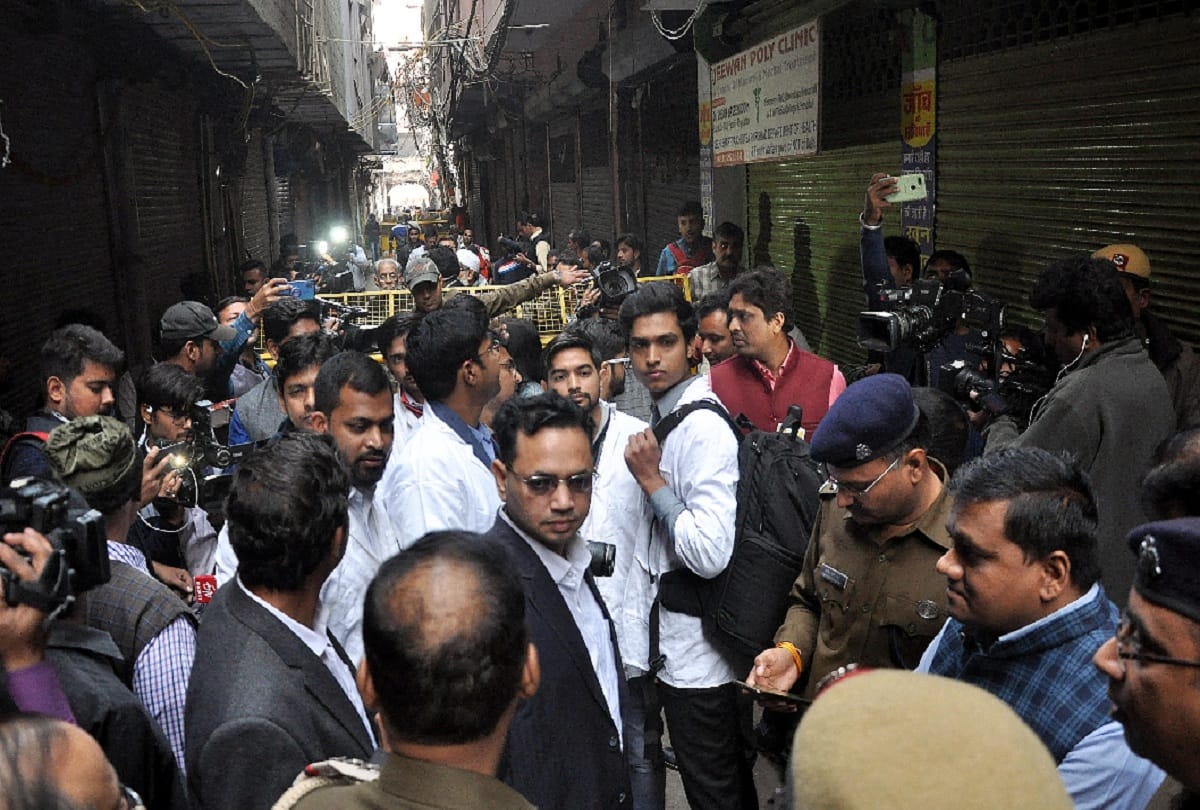 anaj mandi fire Naved Jamal and Shakeel feed 15 hundred people out side lnj hospital