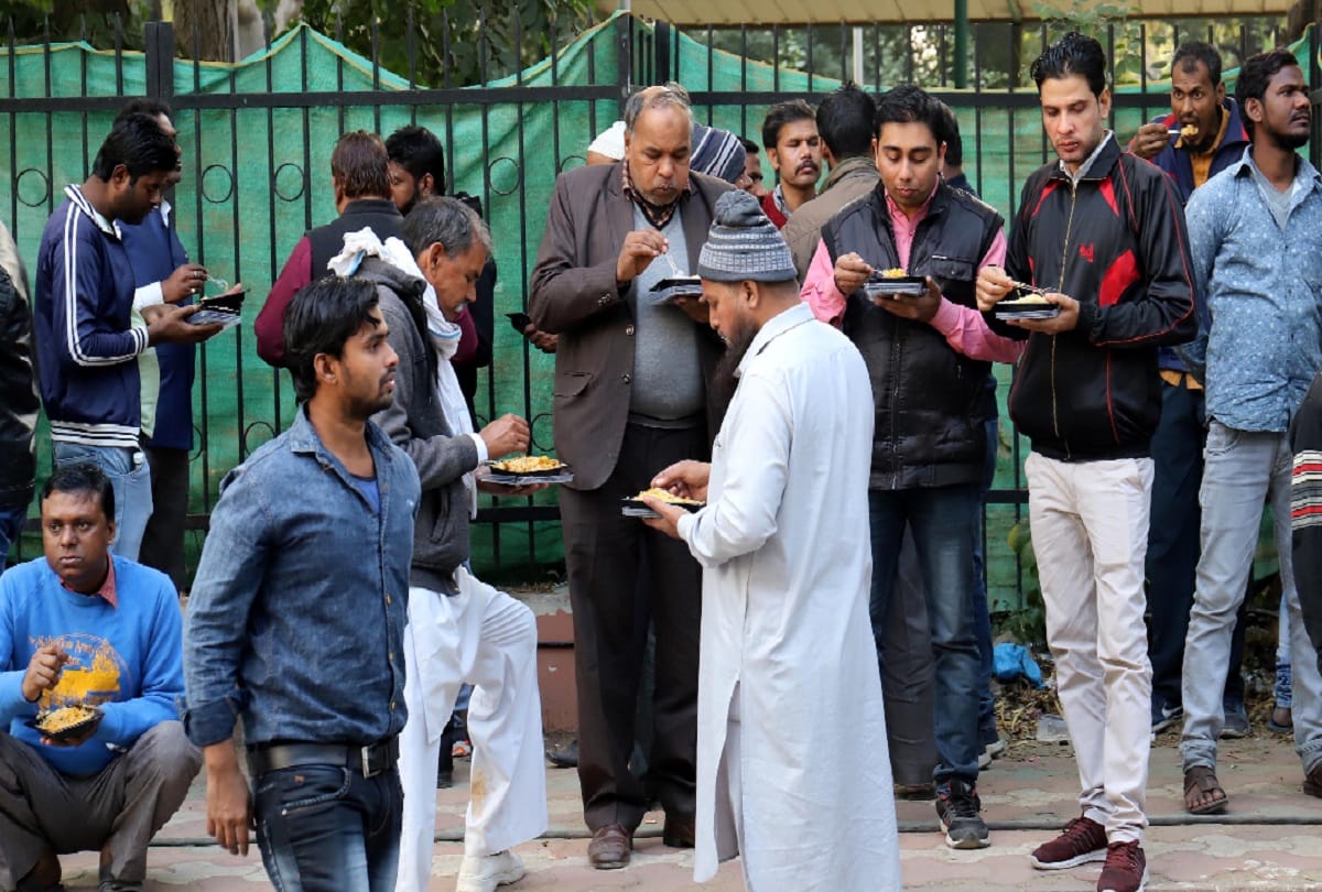 anaj mandi fire Naved Jamal and Shakeel feed 15 hundred people out side lnj hospital