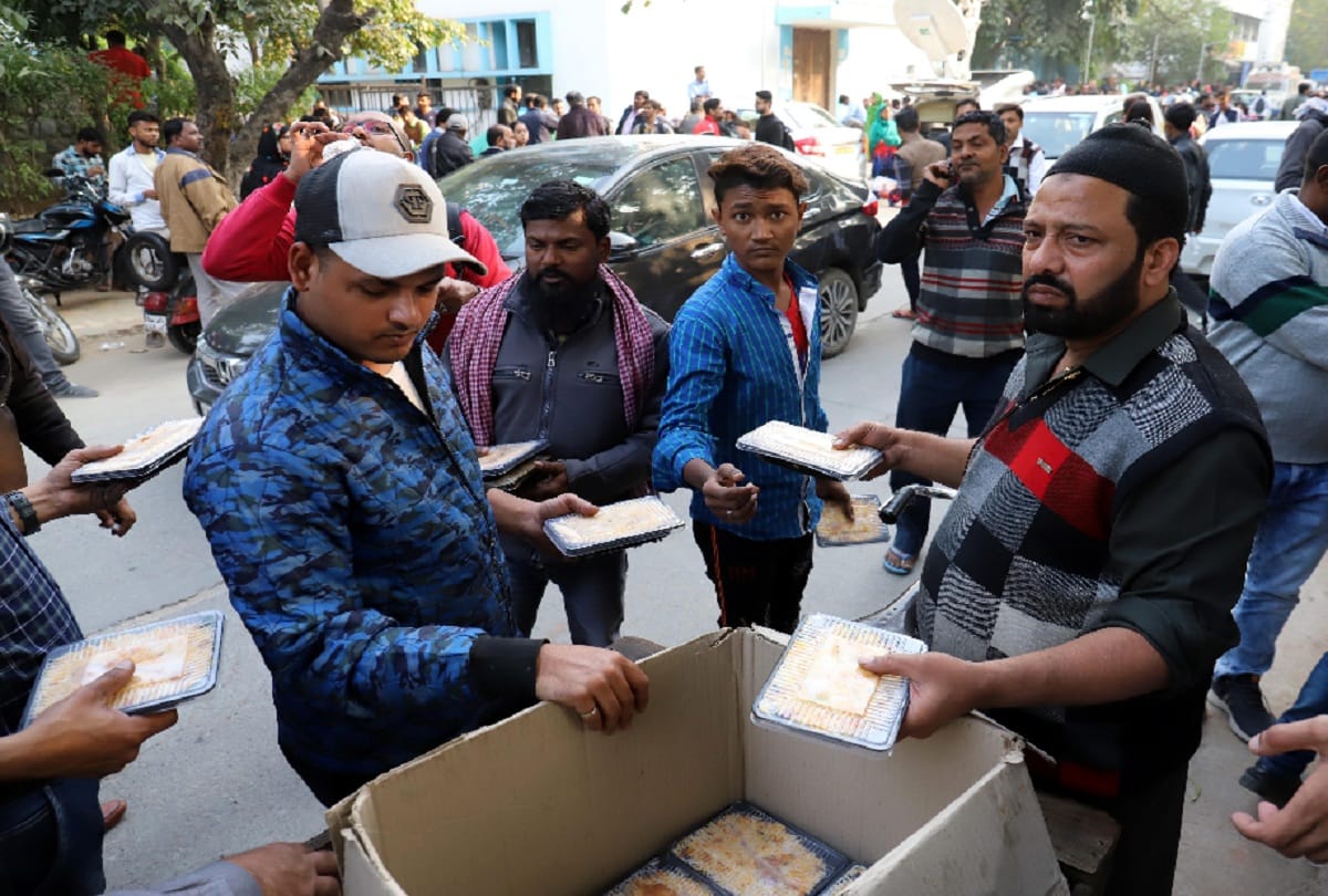 anaj mandi fire Naved Jamal and Shakeel feed 15 hundred people out side lnj hospital