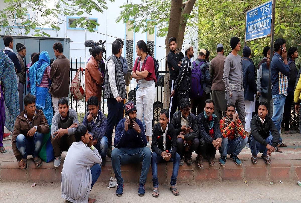 anaj mandi fire Naved Jamal and Shakeel feed 15 hundred people out side lnj hospital