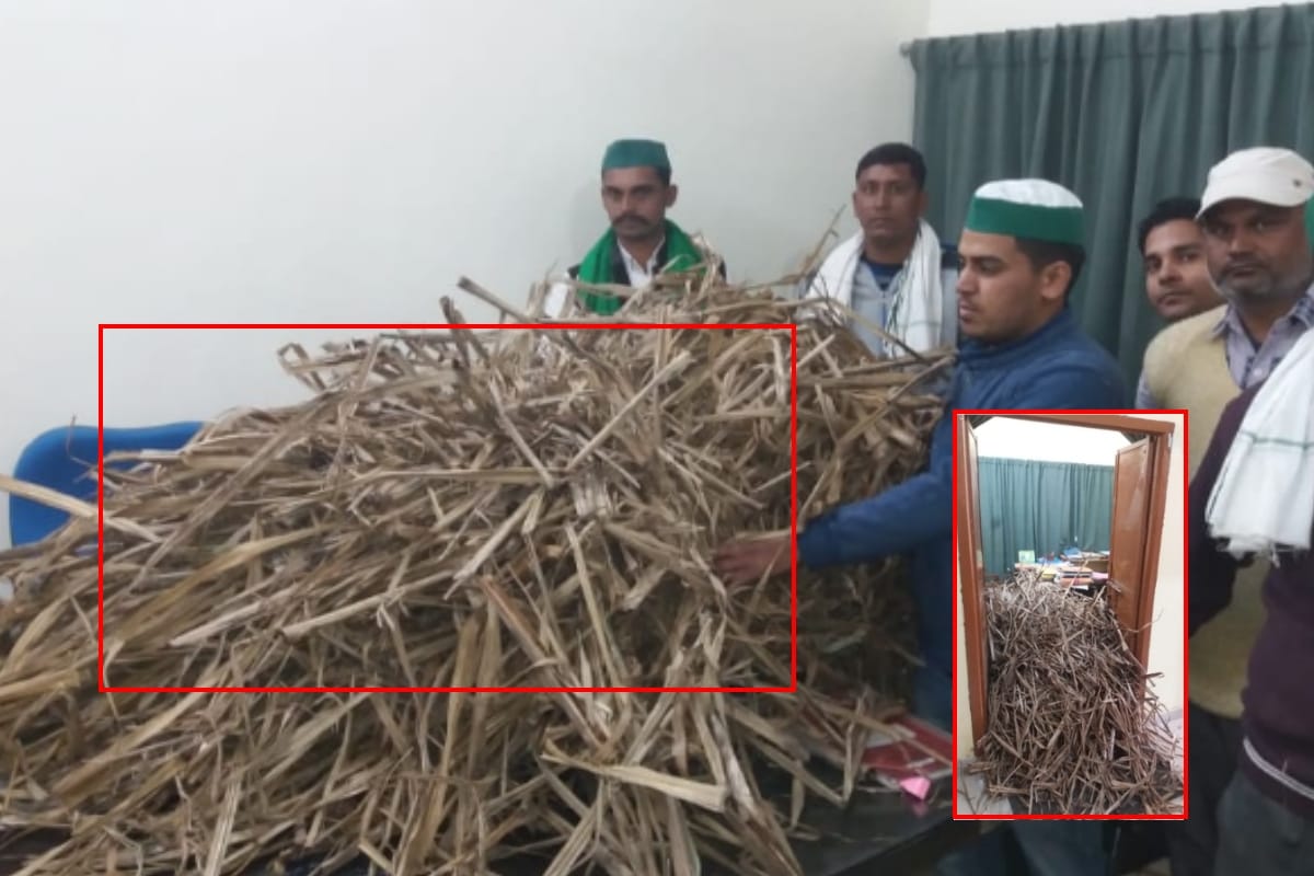 Bhakiyu workers Protest  over farmer problems and filled stubble in Bijnor pollution office