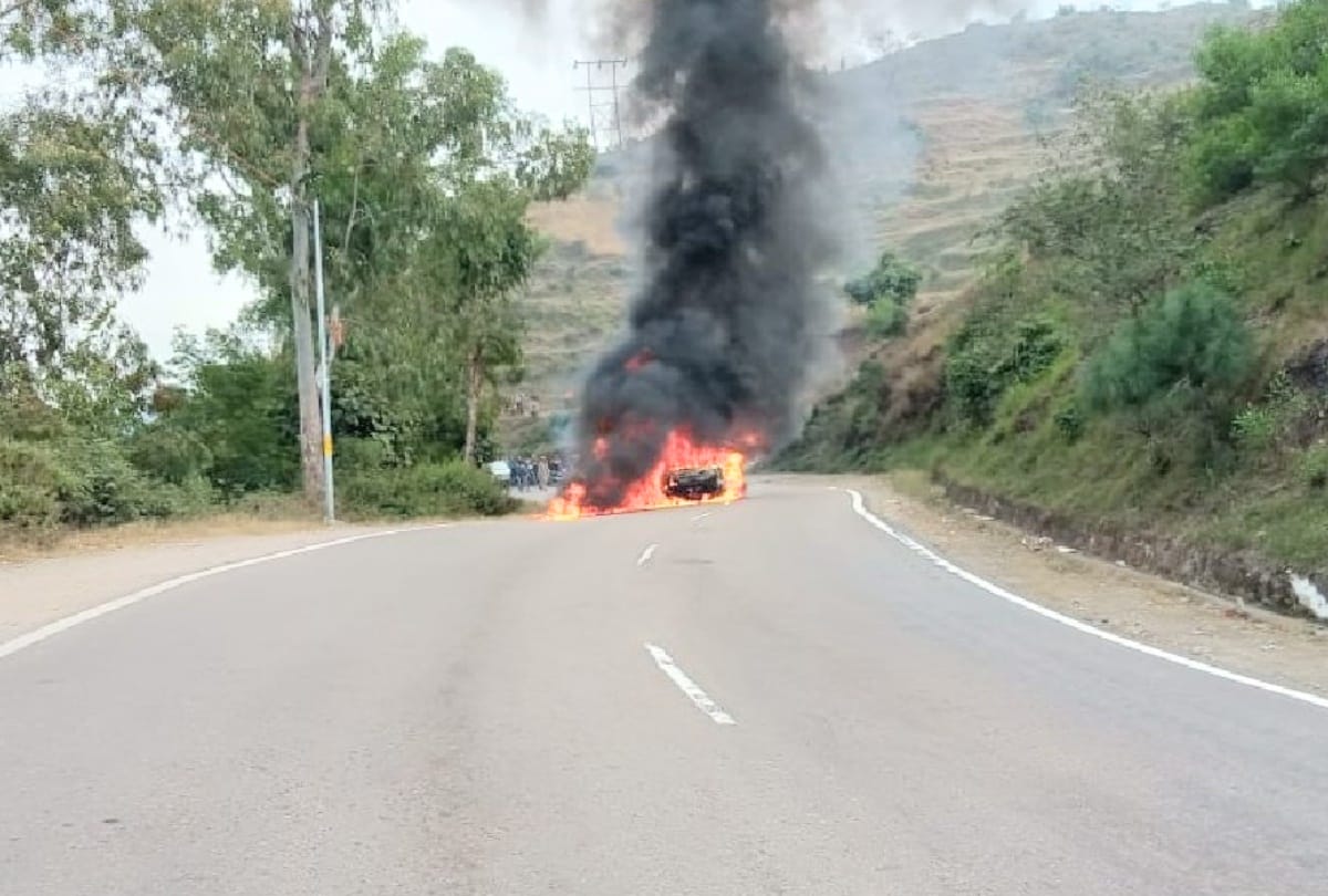 A fire broke out in a moving car, people saved lives by jumping out