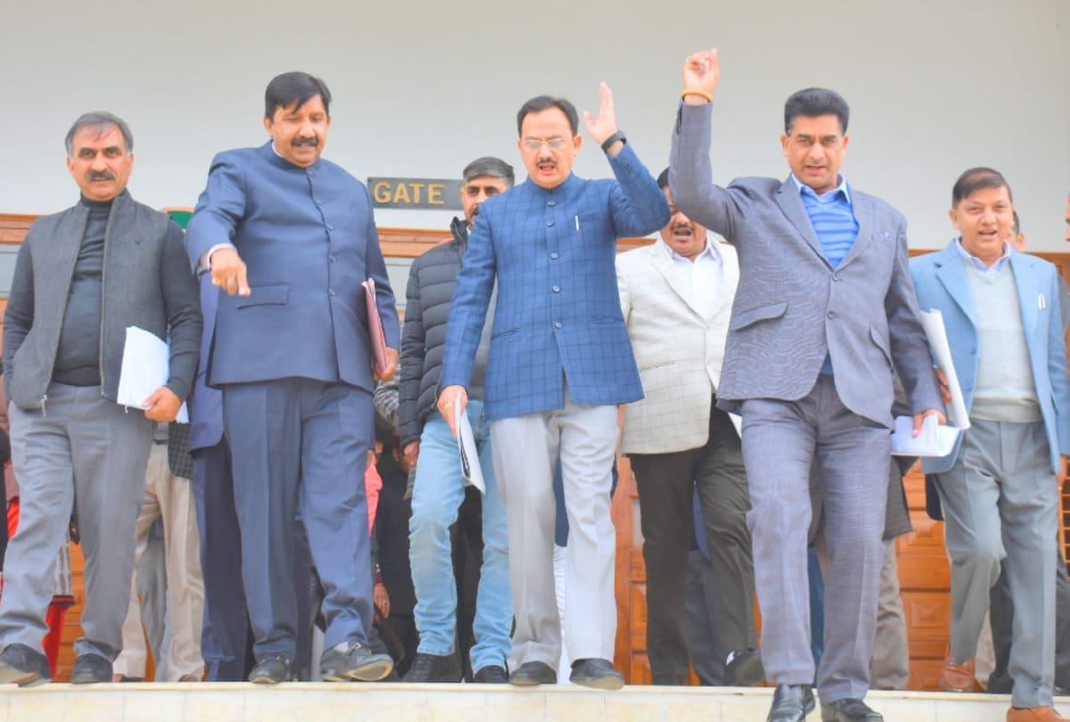 Congress MLA Mukesh Agnihotri sat on dharna outside Himachal Vidhan Sabha In Tapovan Dharamshala