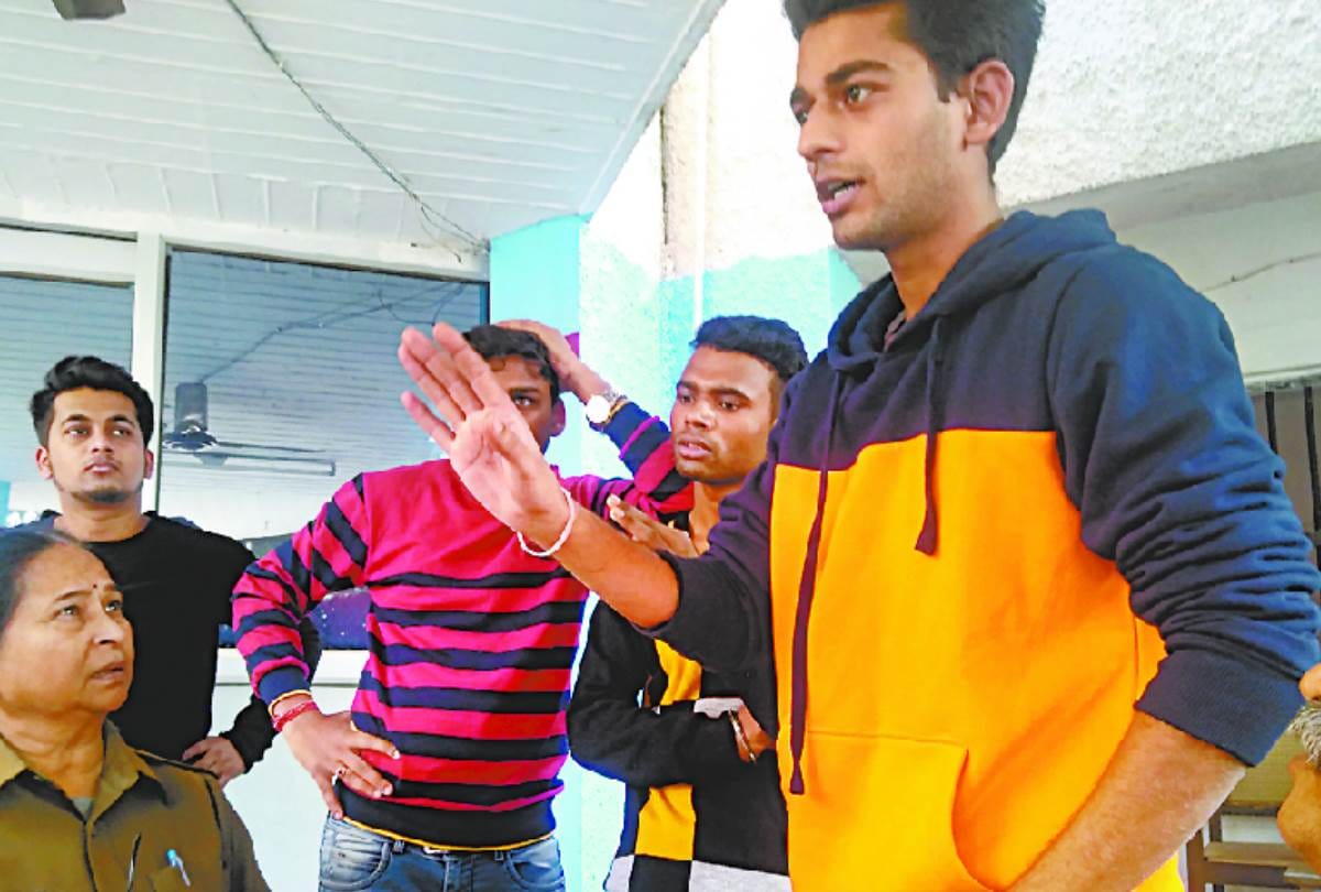 goons beaten youths in texas cafe in lucknow