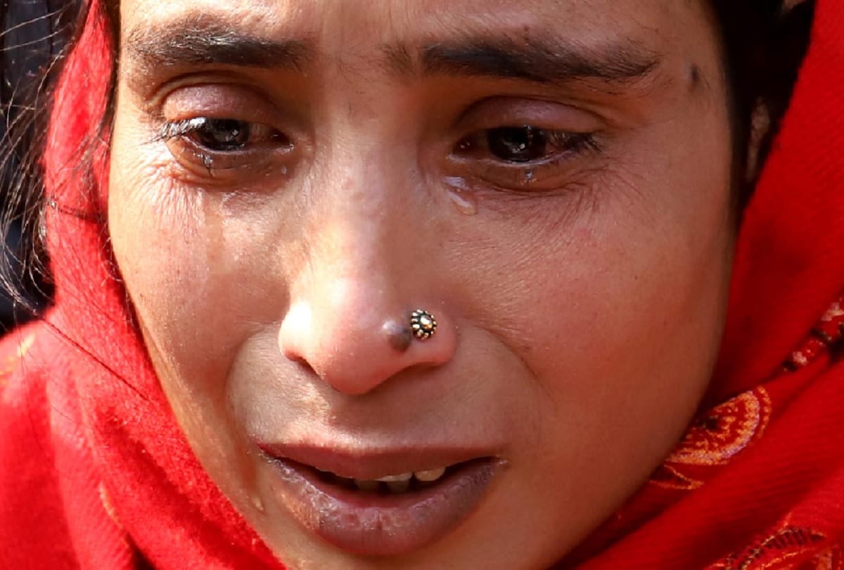Police Refused to Give father died body to his daughter in Anaj Mandi Fire