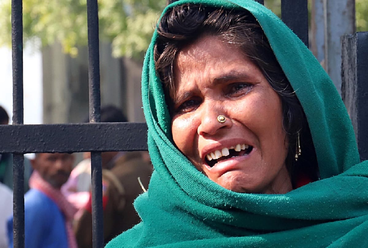 Police Refused to Give father died body to his daughter in Anaj Mandi Fire