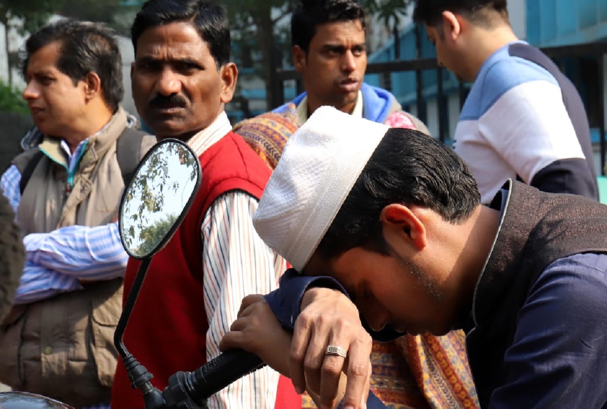 Police Refused to Give father died body to his daughter in Anaj Mandi Fire