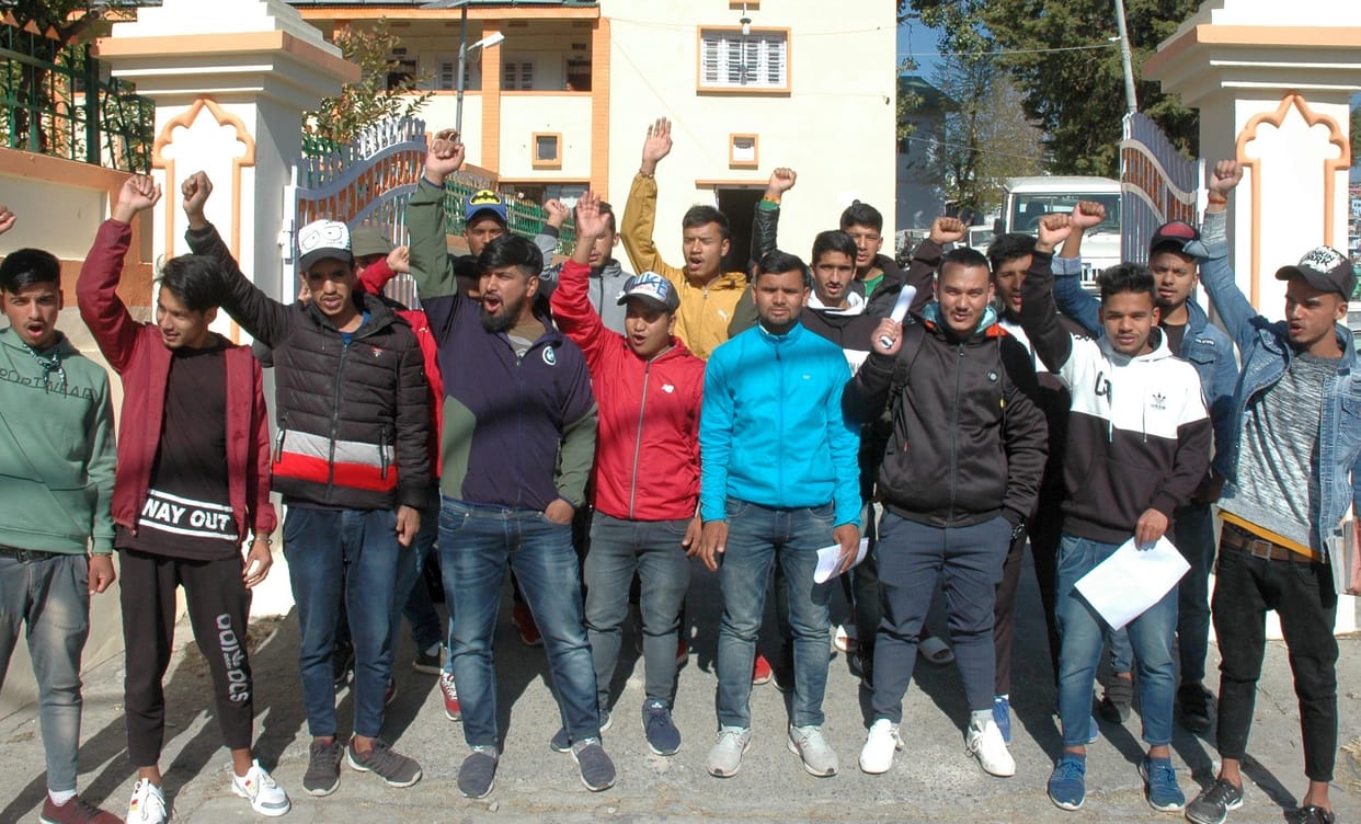 People demonstrated for communication and road