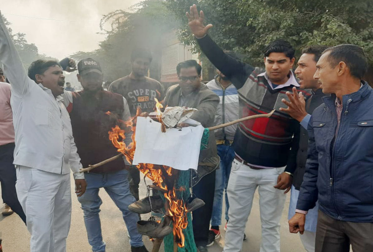 Controversy on Panipat Movie Director Ashutosh Gowariker Effigy Burn in Mathura