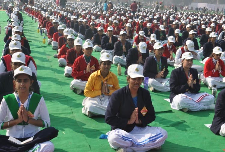 Geeta Path by 18 Thousand Students in Theme Park Kurukshetra, Geeta Mahotsav