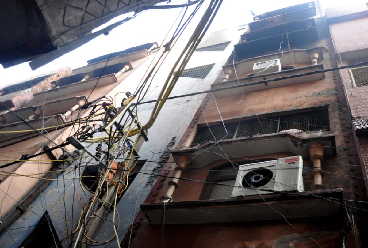 anaj mandi fire Naved Jamal and Shakeel feed 15 hundred people out side lnj hospital