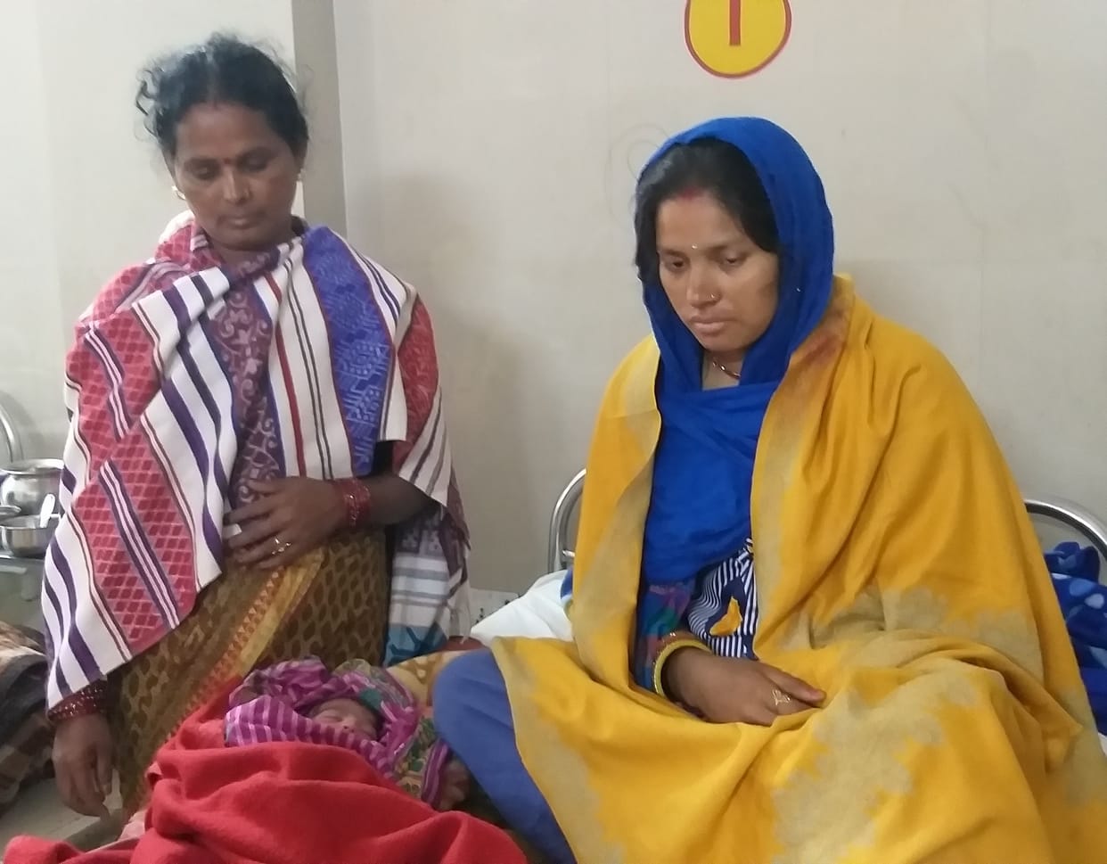 women delieverd baby in train