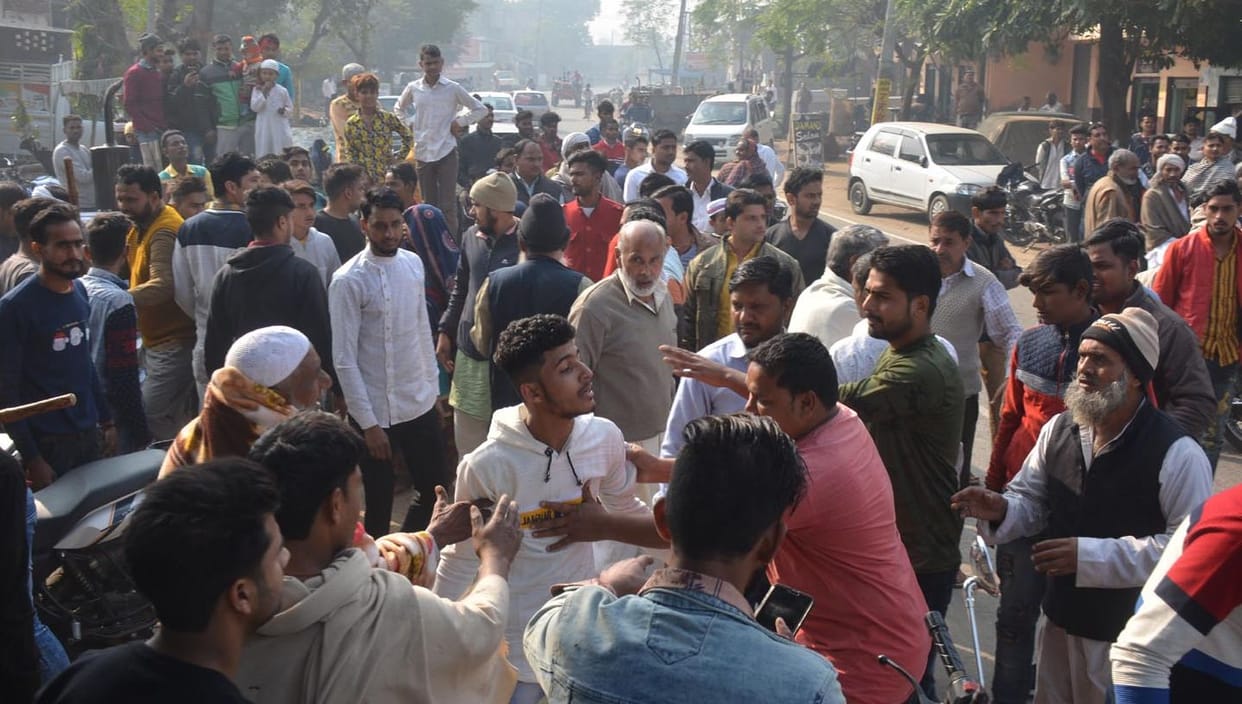 Six injured in fighting in Khatauli
