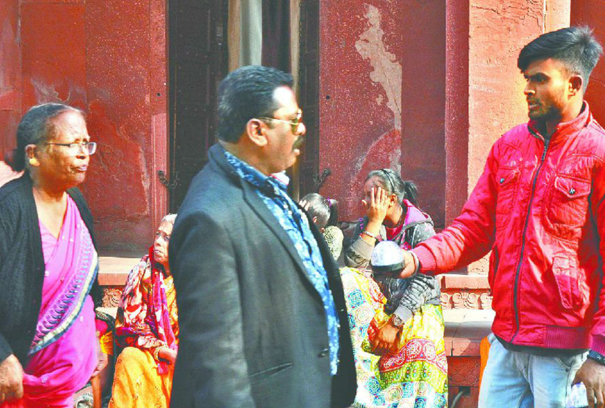 Lapka and Illegal Guide On Taj Mahal Agra Fort Up News