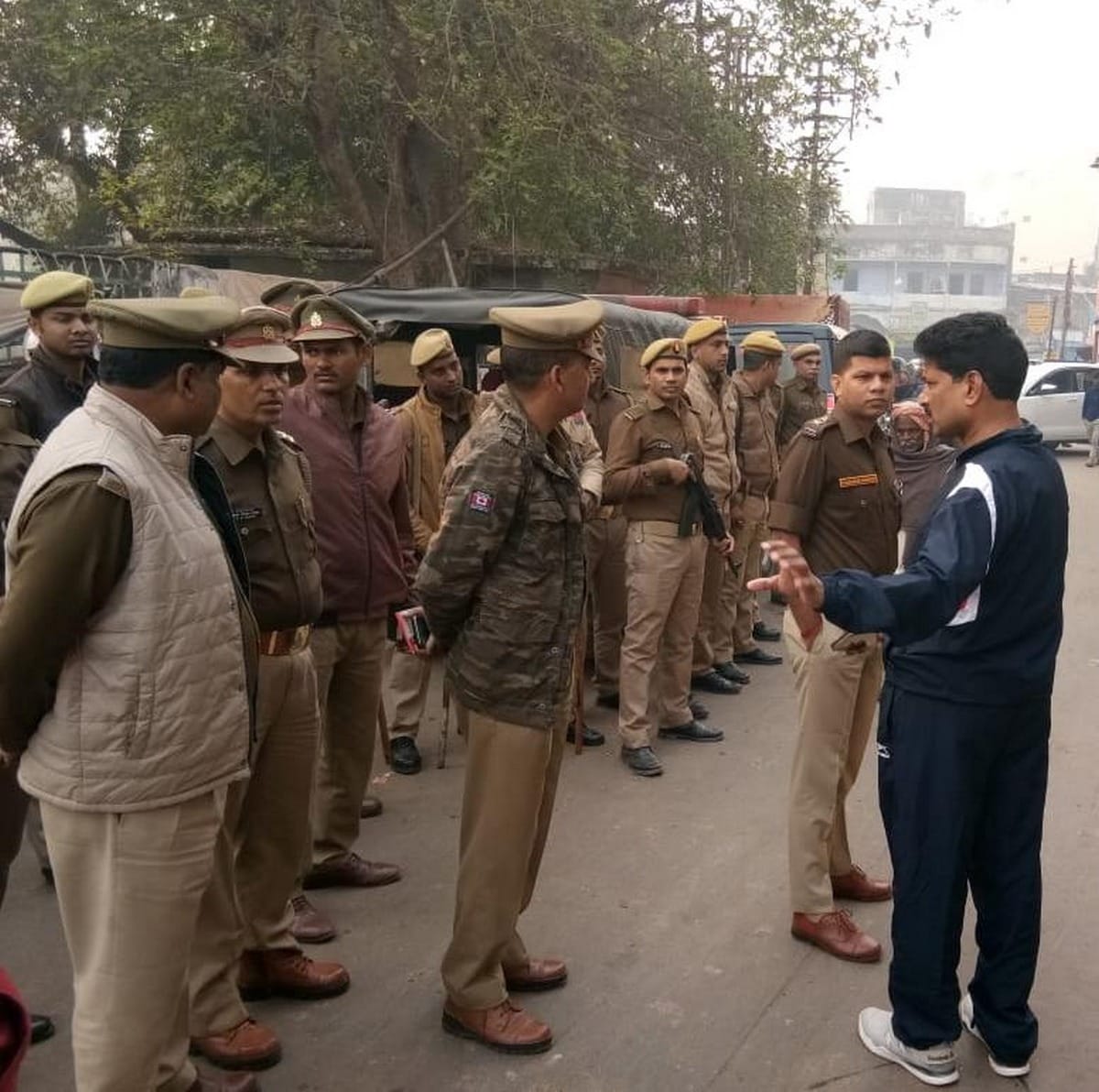 50 thousant loot on gun shot in kotwali varanasi