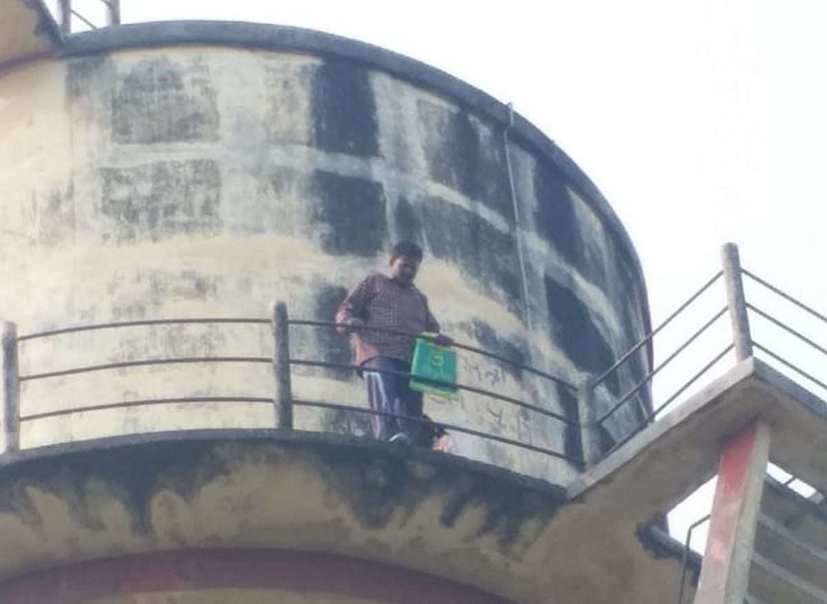 man with daughter climbing on water tank to threatened to die in bhadohi