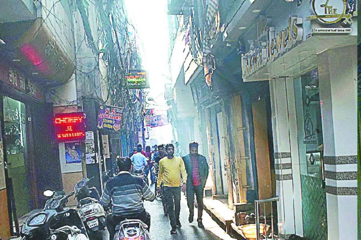tight streets in Meerut, there will be panic if there is fire in case
