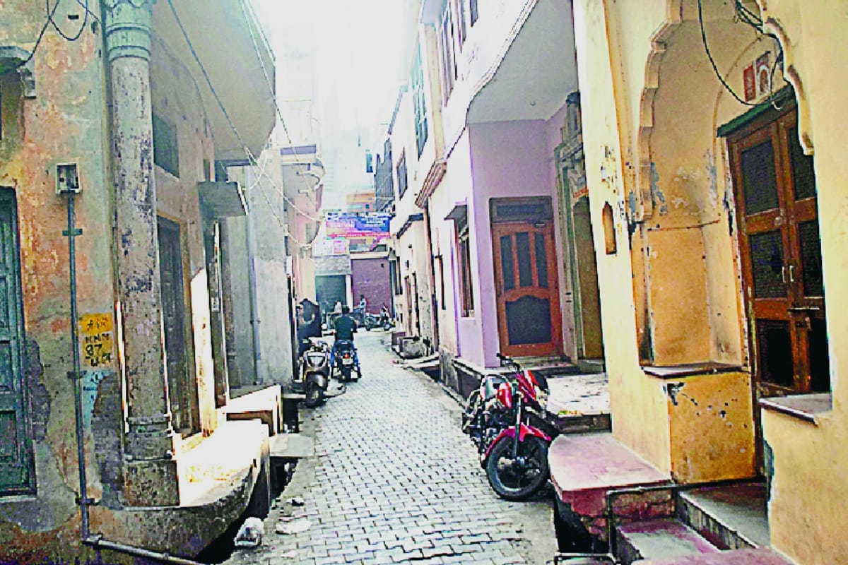 tight streets in Meerut, there will be panic if there is fire in case