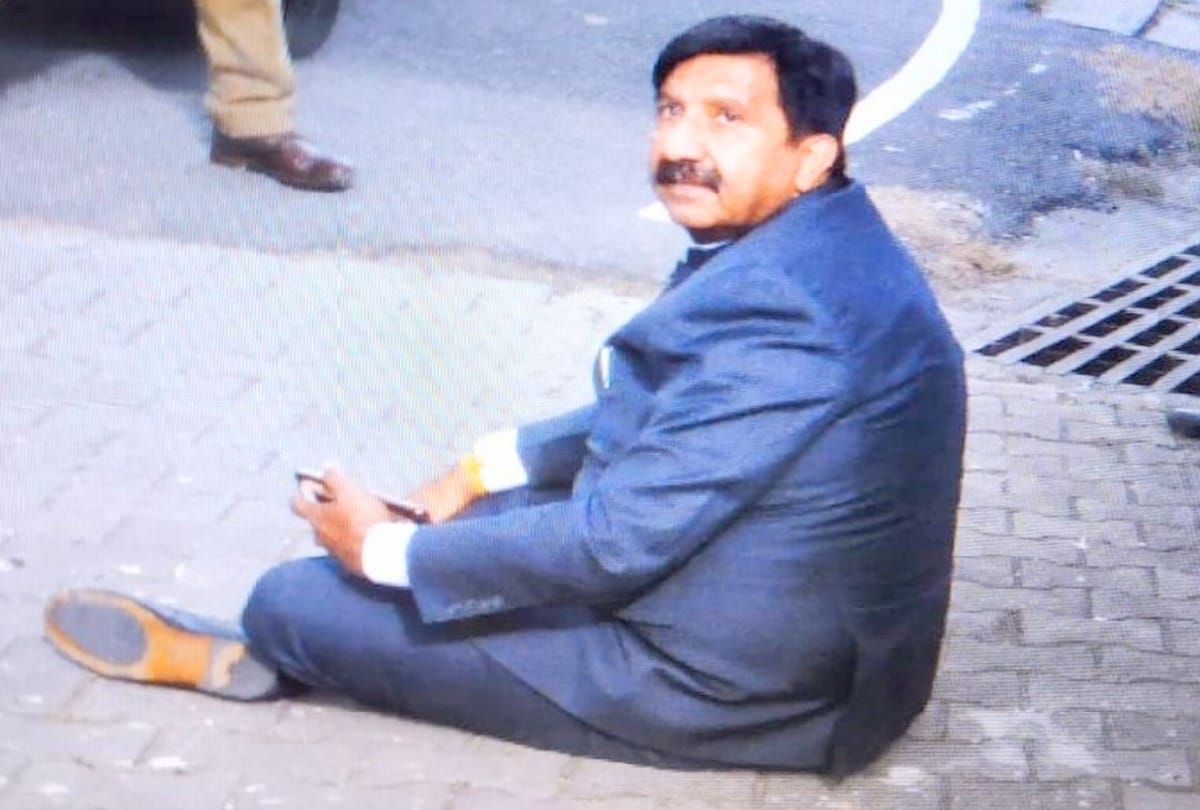 Leader of Opposition Mukesh Agnihotri sat on a dharna in the himachal assembly premises