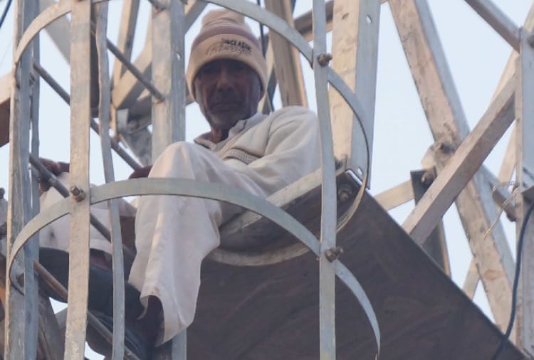 60 years old senior citizen climb on tower at hisar
