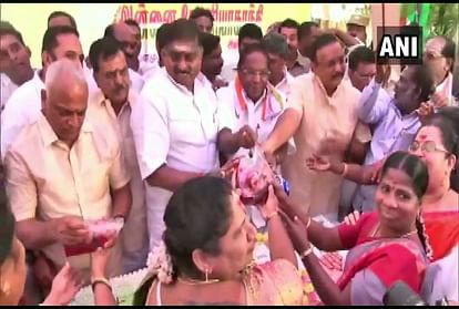 Puducherry CM Narayanasamy gifted 1 kg of onion party workers on Sonia Gandhi's birthday.