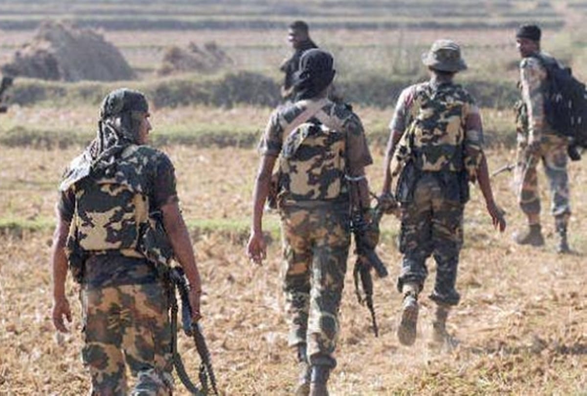 Chhattisgarh Armed Police Force Soldier shot company commander and committed suicide in Jharkhand