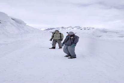Himachal: Eight people stranded in icy storm at rohtang, temperature below minus 15 degree