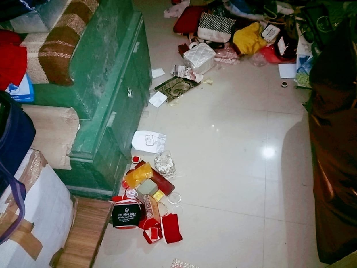 16 lakh rupess worth theft in jp group general manager house at gorakhpur dehat area