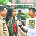 पर्यटकों को सामान बेचने की कोशिश करता युवक