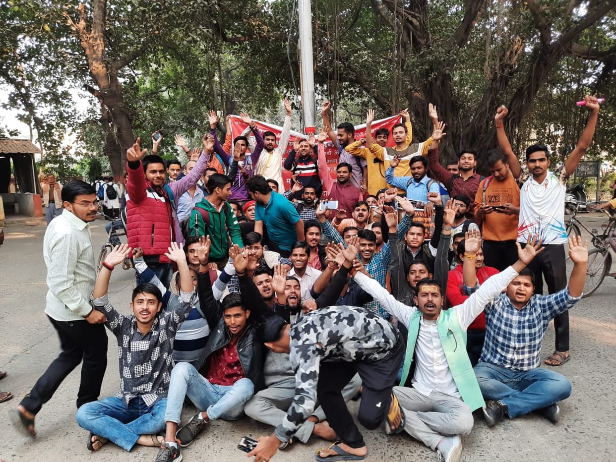 After leaving the post of Dr. Feroze Khan, the students of SVDV chanted Har Har Mahadev.