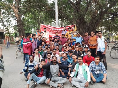 After leaving the post of Dr. Feroze Khan, the students of SVDV chanted Har Har Mahadev.