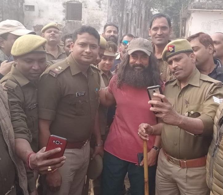 Aamir Khan is enjoying the hospitality of Nanihal with the shooting of the film in varanasi