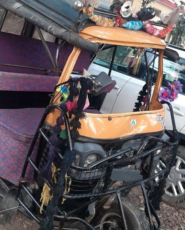 One killed, five injured in car-auto collision